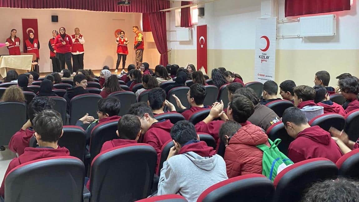 Kızılay Haftası(29Ekim-4Kasım)  Genç Kızılay Ekibi öğrencilerimizle bilgi paylaşımlarında bulundular