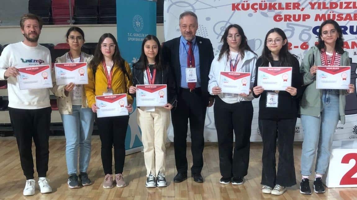Genç Kızlar Bölge Satranç finallerinde rakiplerimizi yenerek Rize'de gerçekleşecek Türkiye finallerine kaldık.
